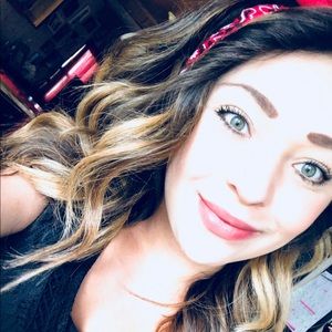 Meet your Posher, Demira